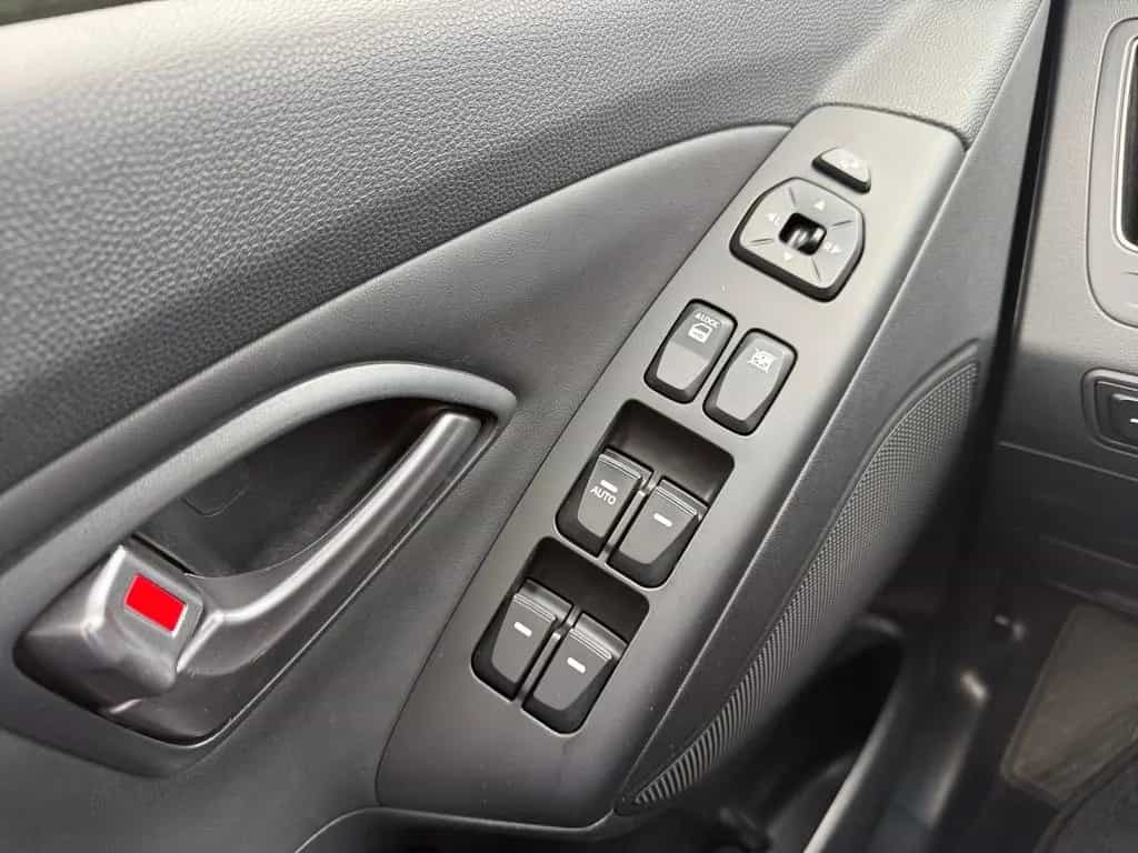 Hyundai ix35 1.6 Trend 2WD Teilleder 4x Sitzheizung PDC 08/2015-photo-18