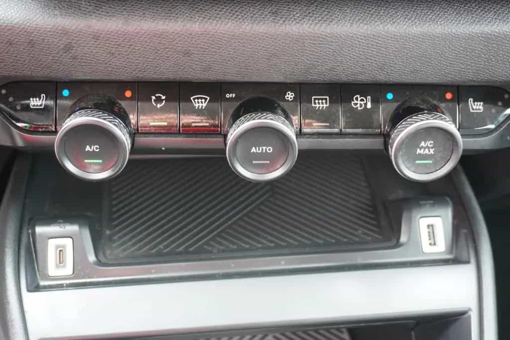 Citroën C4 1.2 e-THP Feel LED Android Apple Winterpaket 12/2021-photo-26