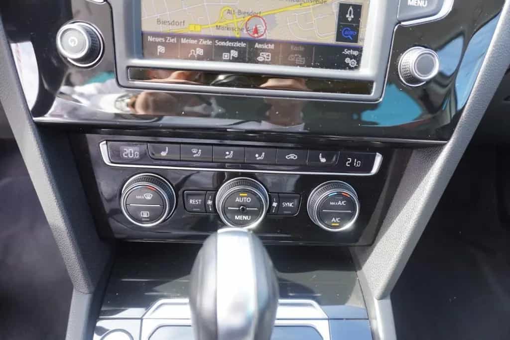 Volkswagen Passat Variant 1.8 TSI R-Line LED Navi ACC AHK 02/2017-photo-18