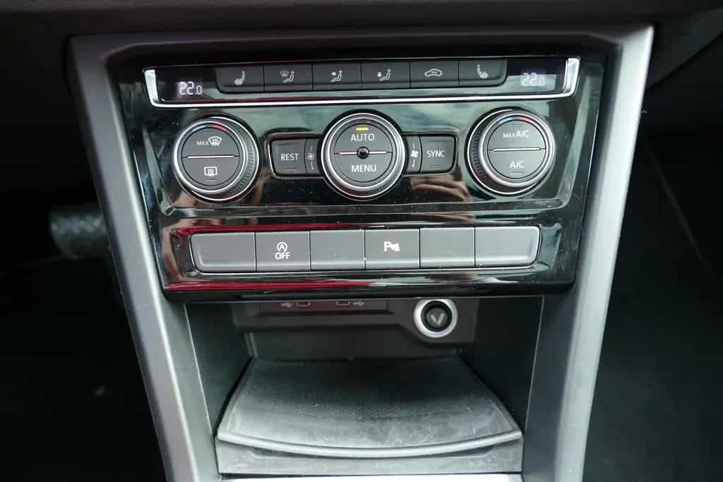 Volkswagen Touran 1.5TSI Highline LED Navi ACC Sitzheizung 03/2021-photo-17
