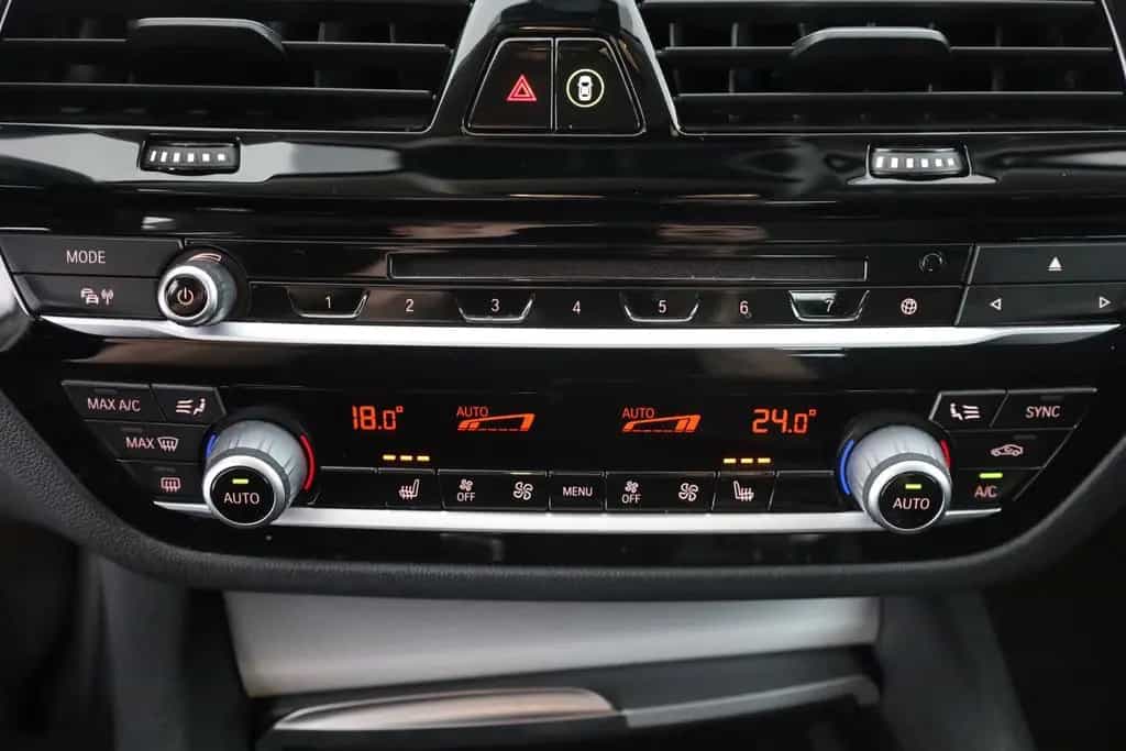 BMW 520 d Touring LED Kamera Navi ACC Sitzheizung 04/2019-photo-11