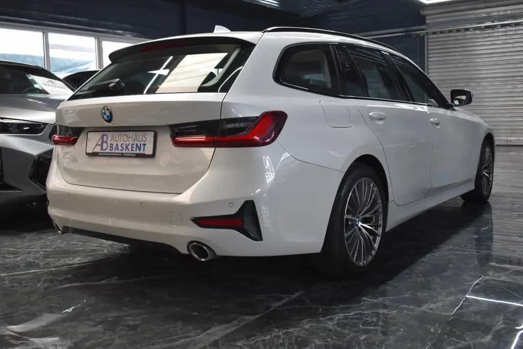 BMW 320 d Touring xDrive SPORT LINE*AHK*PANO*ACC*LED 10/2021-photo-4