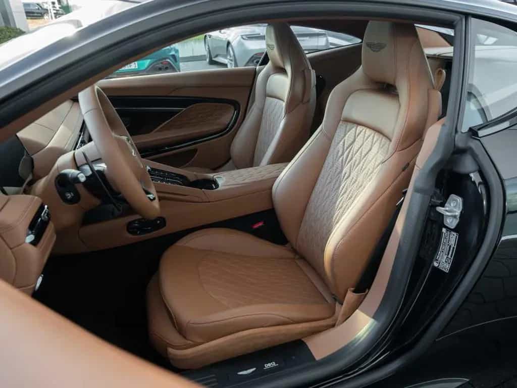 Aston Martin DB12 V8 Coupe null-photo-11