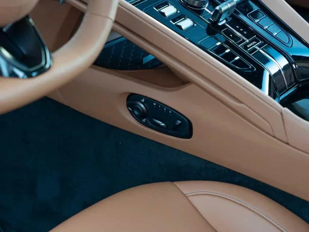 Aston Martin DB12 V8 Coupe null-photo-27
