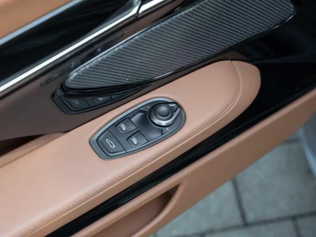 Aston Martin DB12 V8 Coupe null-photo-28