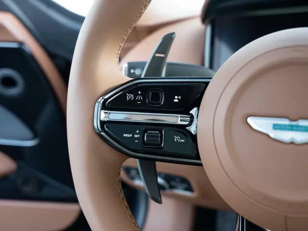 Aston Martin DB12 V8 Coupe null-photo-31