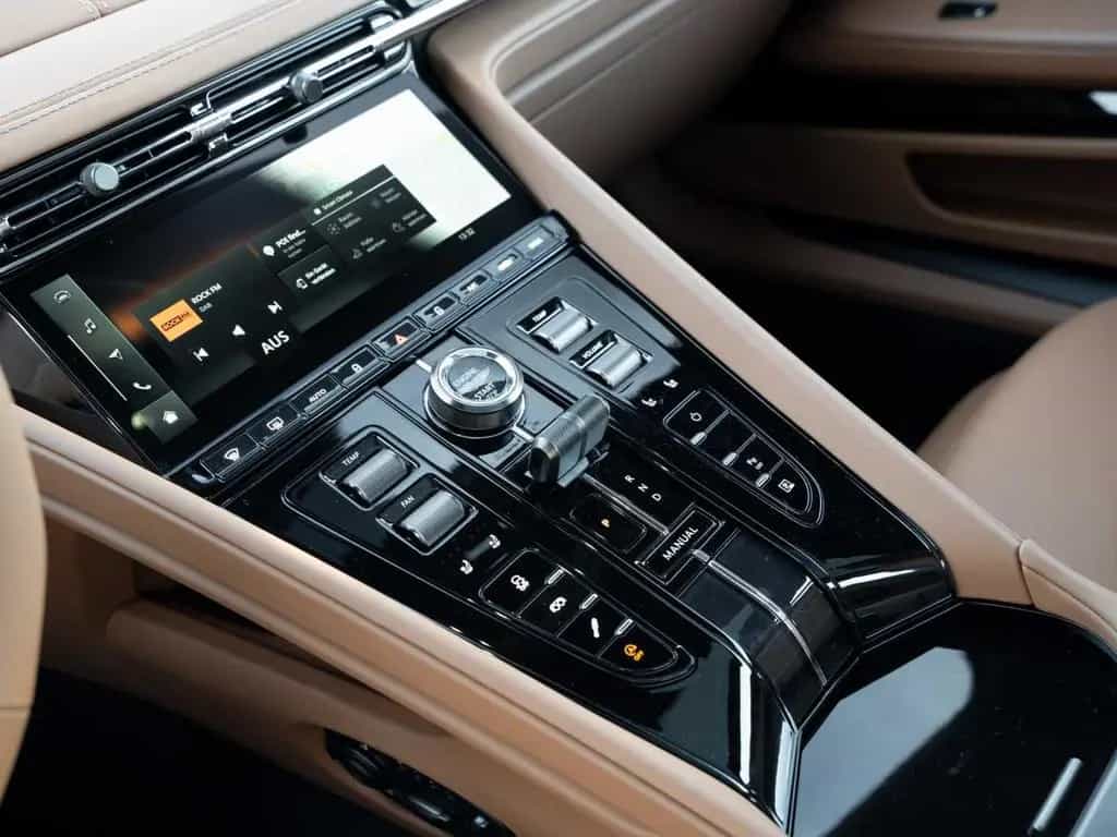 Aston Martin DB12 V8 Coupe null-photo-32