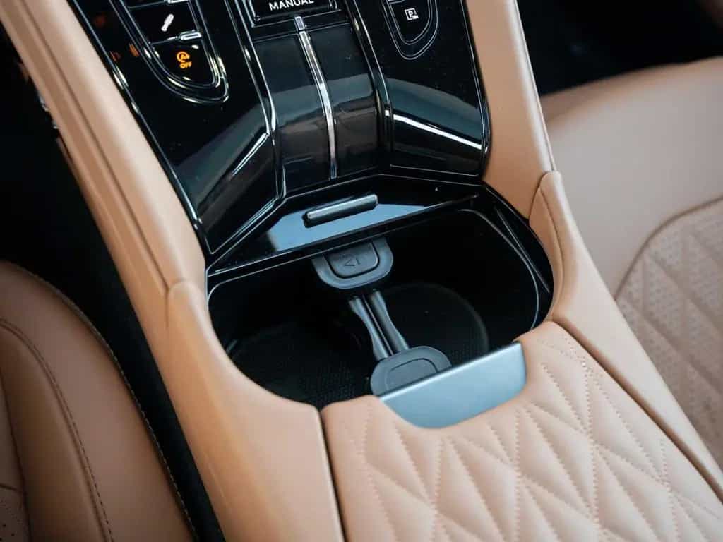 Aston Martin DB12 V8 Coupe null-photo-33