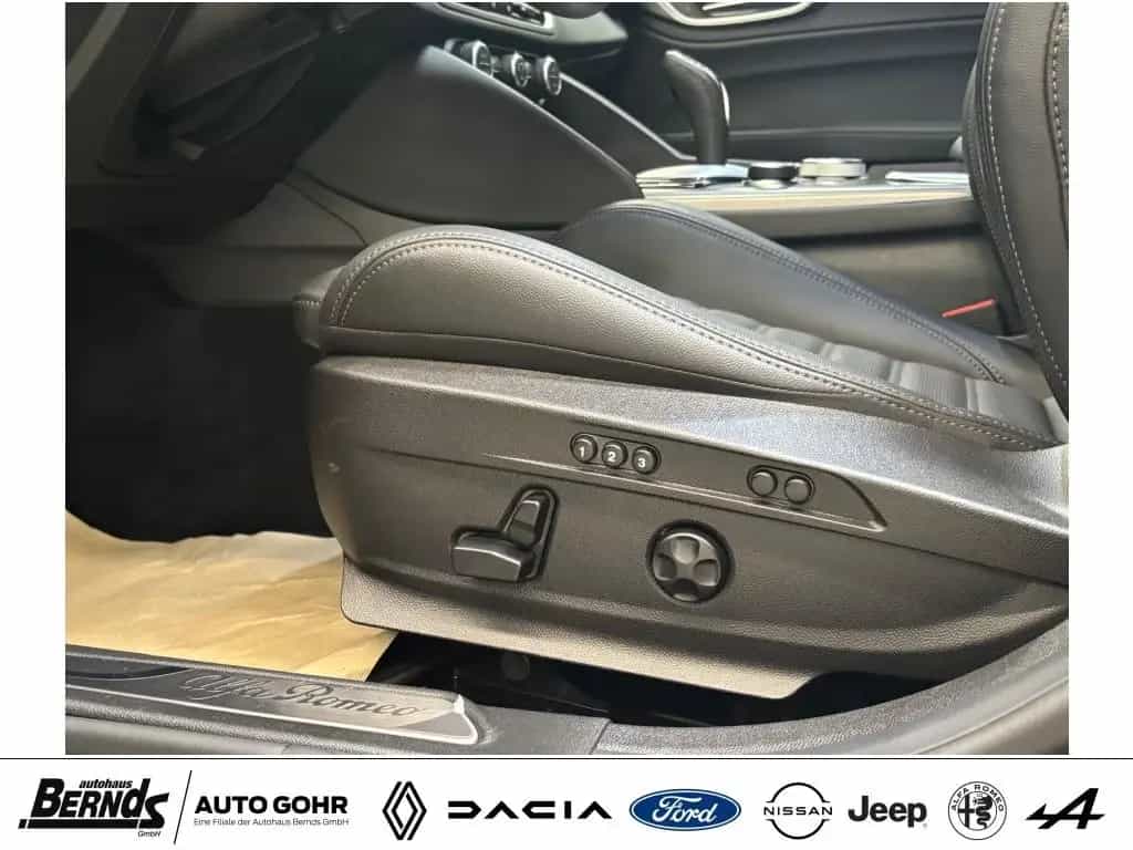 Alfa Romeo Giulia 2.0 Turbo 16V AT8-Q4 Veloce AUTOMATIK 4WD 11/2024-photo-10