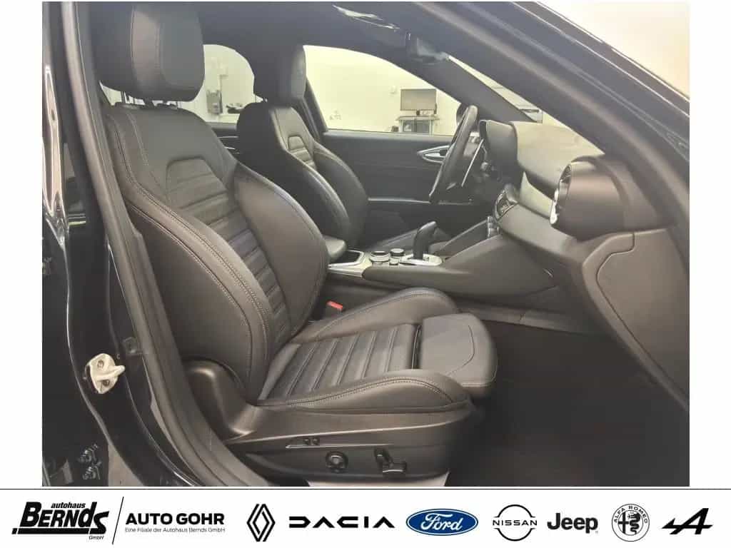 Alfa Romeo Giulia 2.0 Turbo 16V AT8-Q4 Veloce AUTOMATIK 4WD 11/2024-photo-2