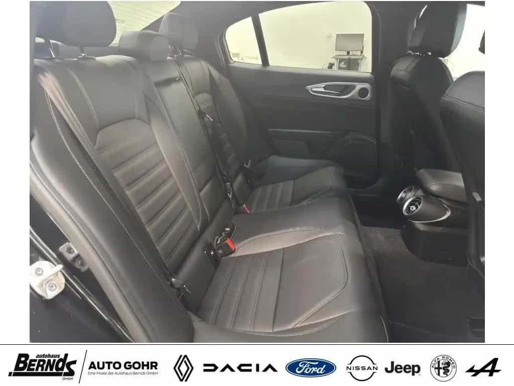 Alfa Romeo Giulia 2.0 Turbo 16V AT8-Q4 Veloce AUTOMATIK 4WD 11/2024-photo-3