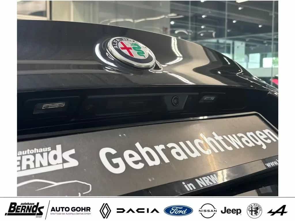 Alfa Romeo Giulia 2.0 Turbo 16V AT8-Q4 Veloce AUTOMATIK 4WD 11/2024-photo-6