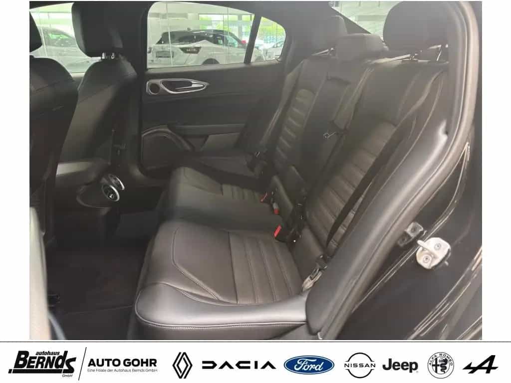 Alfa Romeo Giulia 2.0 Turbo 16V AT8-Q4 Veloce AUTOMATIK 4WD 11/2024-photo-8