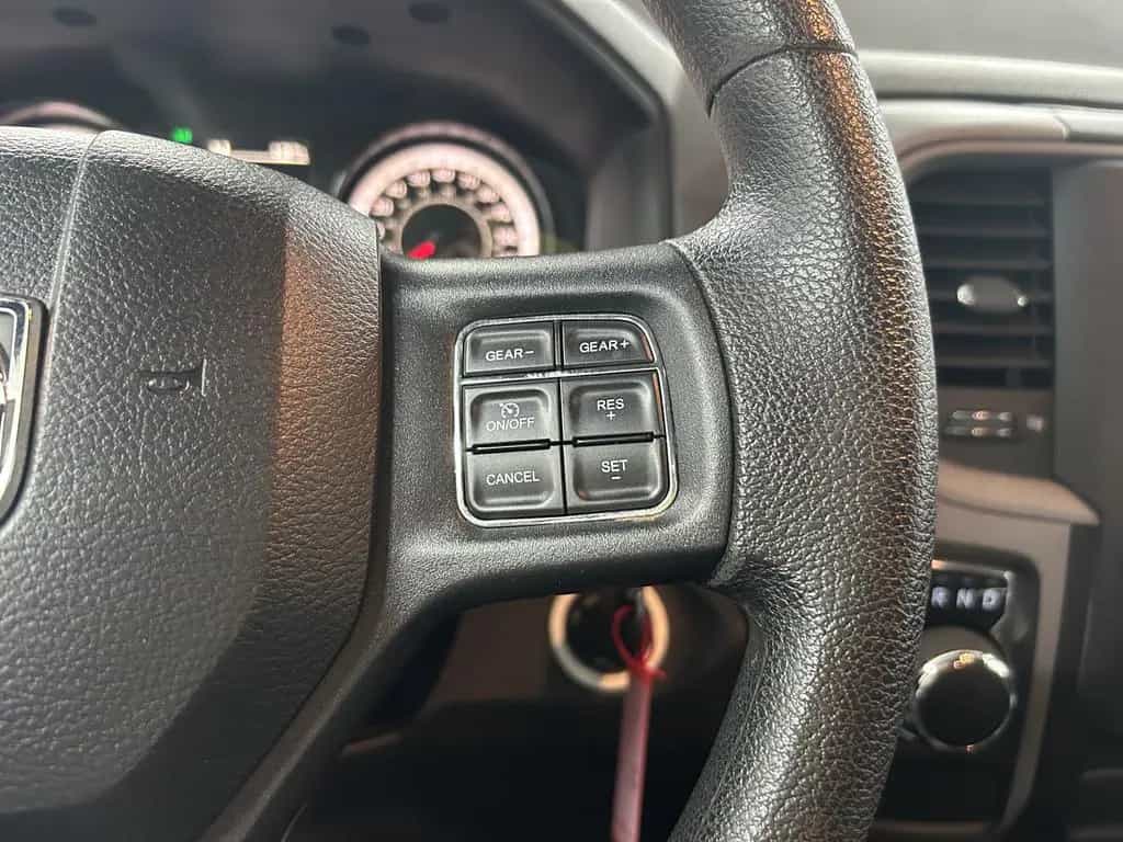 Dodge RAM 1500 CrewCab 5.7L V8 HEMI 6 Sitze+AHK+Kam+BT 07/2017-photo-25