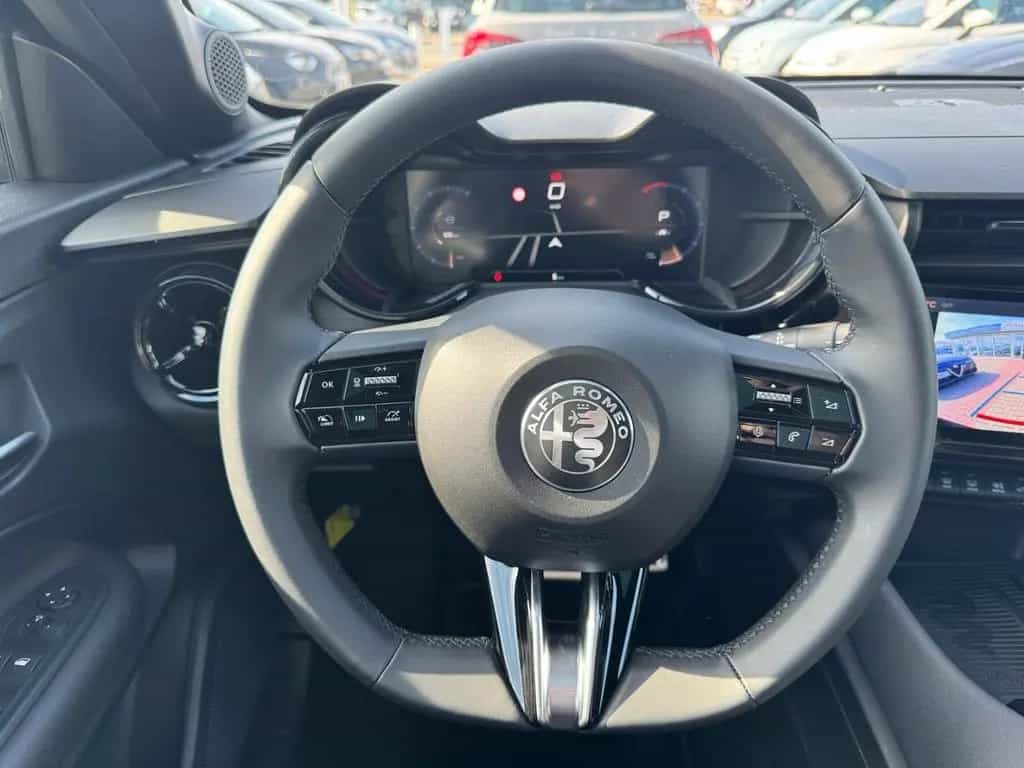 Alfa Romeo Junior Ti Ibrida+SCHIEBEDACH+MATRIX+NAVI+ELSITZE 05/2026-photo-19