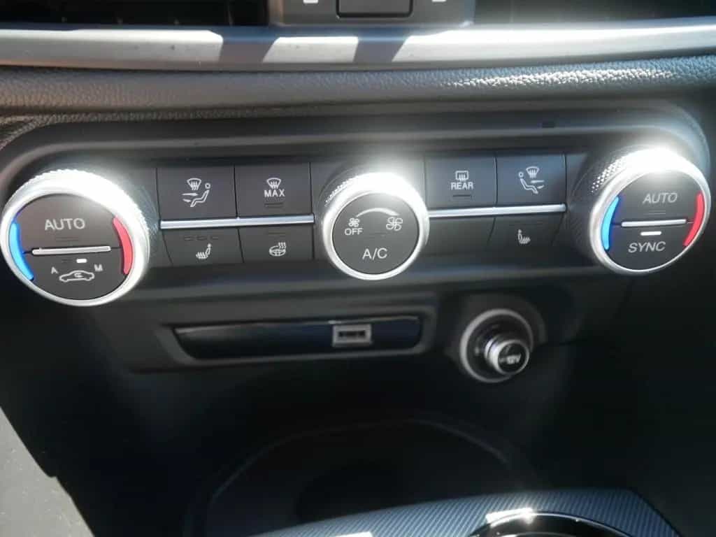 Alfa Romeo Giulia VELOCE 2.0 TURBO 16V 280 PS AT TECHNOLOGI 11/2024-photo-28