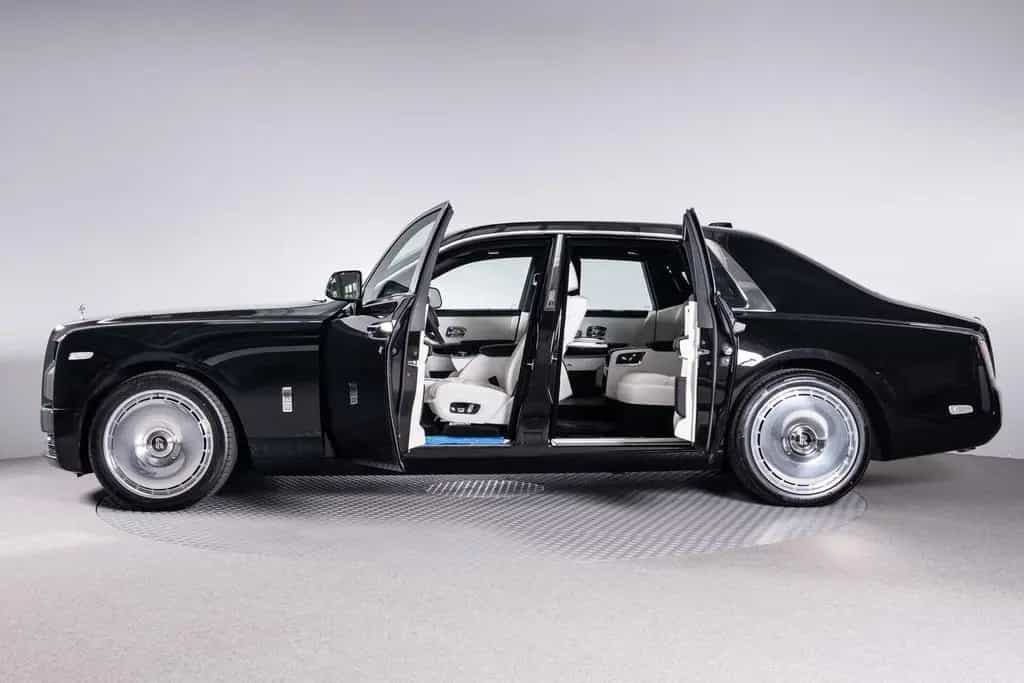 Rolls-Royce Phantom Extended | On Stock | 4 Seats | White null-photo-4