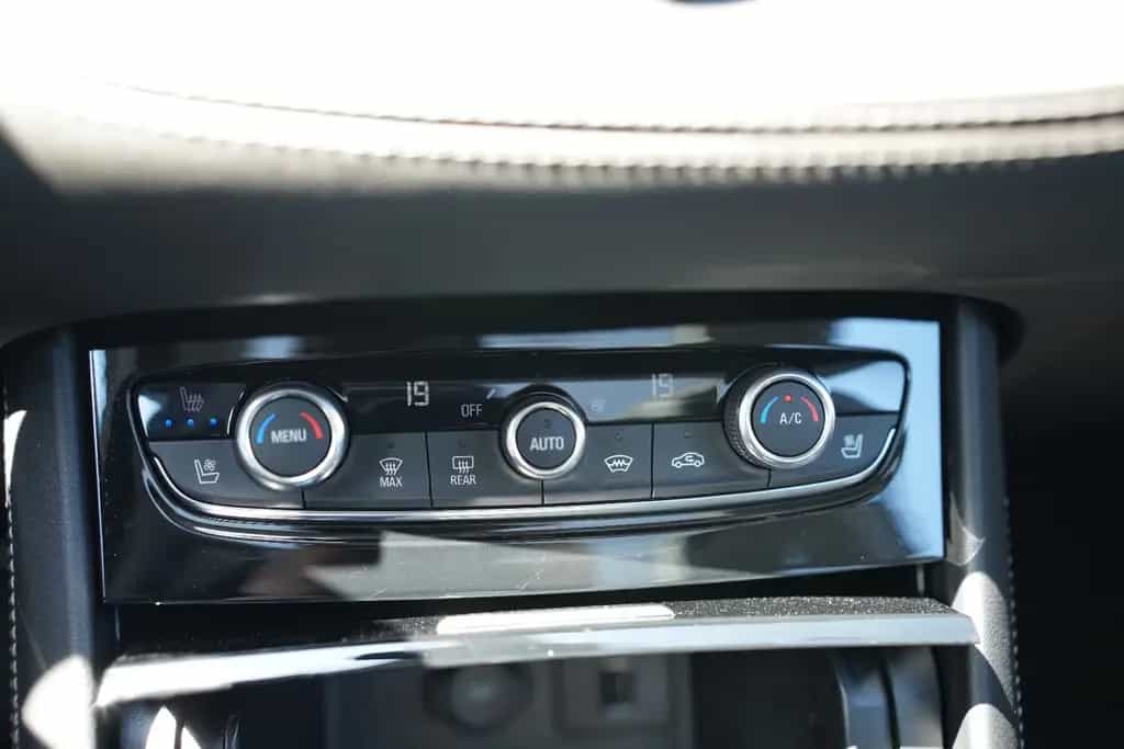 Opel Grandland (X) 1.2 Turbo Ultimate*AHK*PANO*APPLE* 03/2019-photo-29