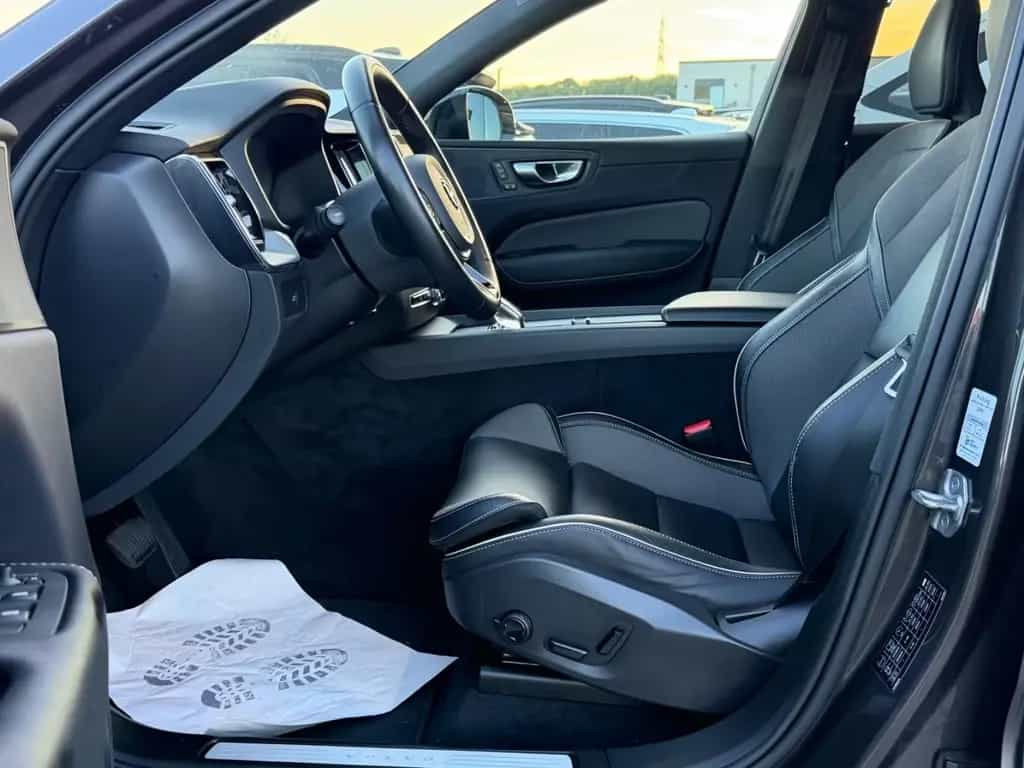 Volvo XC60 Plus Dark 2WD /Standheizung/AHK/Garantie 09/2022-photo-11