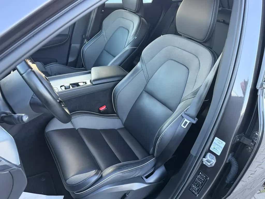 Volvo XC60 Plus Dark 2WD /Standheizung/AHK/Garantie 09/2022-photo-13