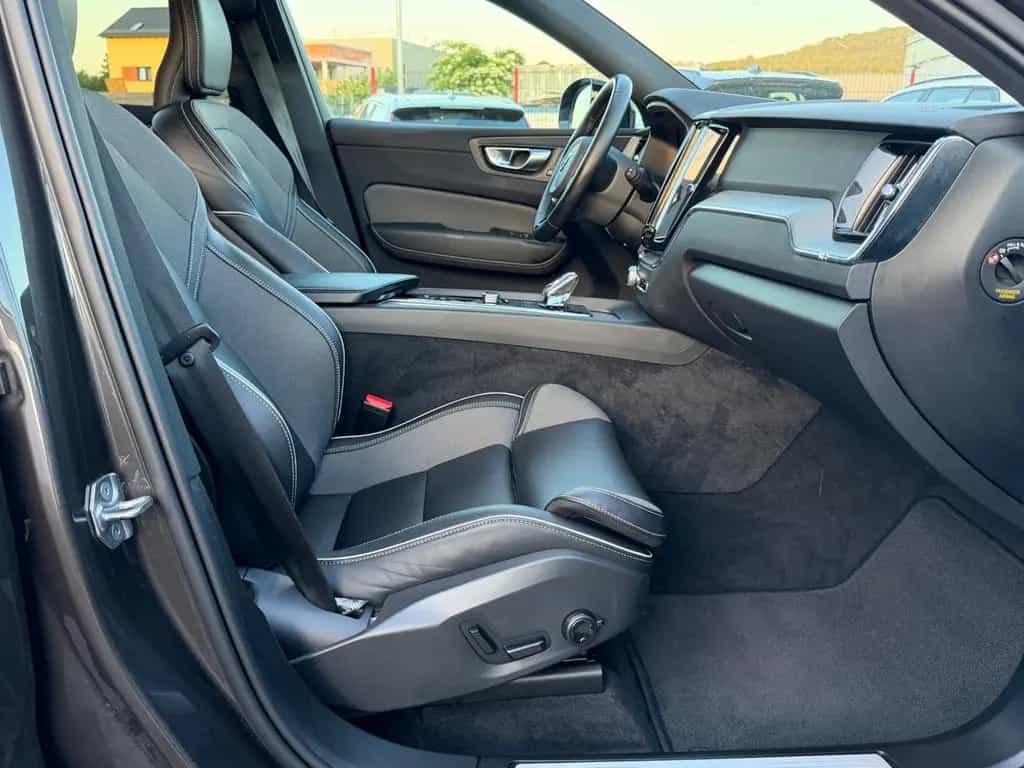 Volvo XC60 Plus Dark 2WD /Standheizung/AHK/Garantie 09/2022-photo-17