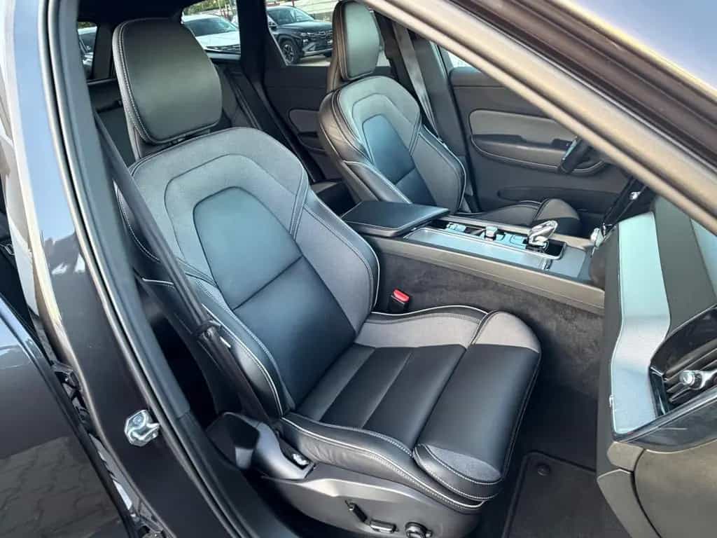 Volvo XC60 Plus Dark 2WD /Standheizung/AHK/Garantie 09/2022-photo-18