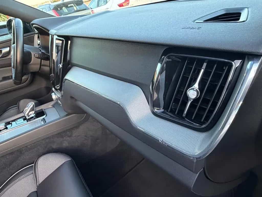 Volvo XC60 Plus Dark 2WD /Standheizung/AHK/Garantie 09/2022-photo-19