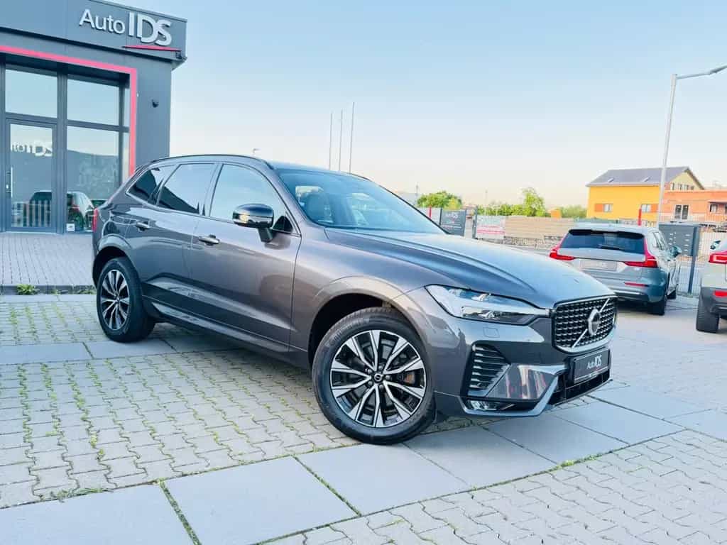 Volvo XC60 Plus Dark 2WD /Standheizung/AHK/Garantie 09/2022-photo-2