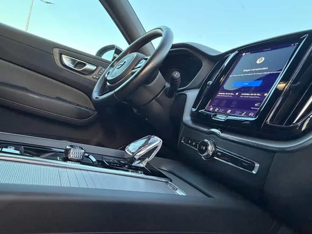 Volvo XC60 Plus Dark 2WD /Standheizung/AHK/Garantie 09/2022-photo-21