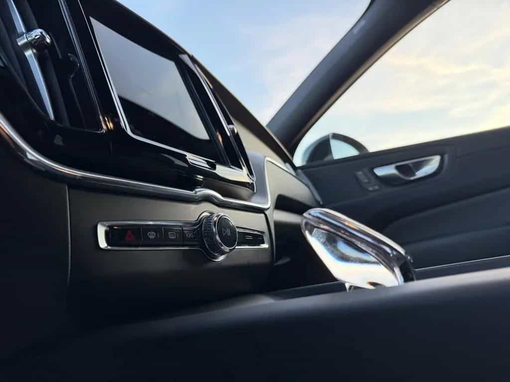 Volvo XC60 Plus Dark 2WD /Standheizung/AHK/Garantie 09/2022-photo-28