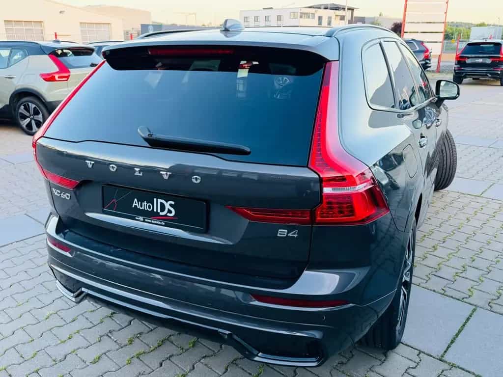 Volvo XC60 Plus Dark 2WD /Standheizung/AHK/Garantie 09/2022-photo-3