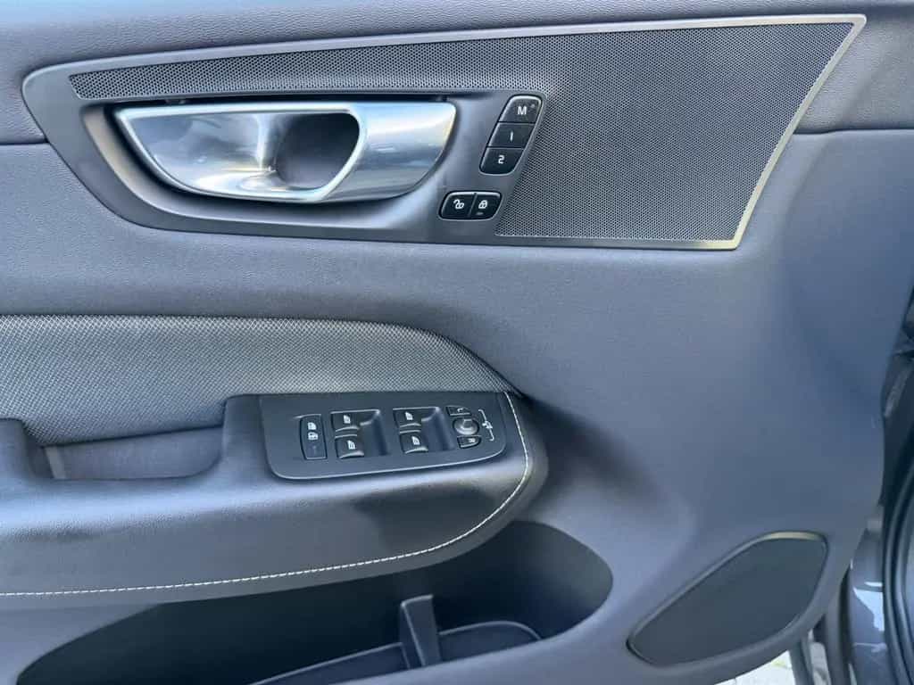 Volvo XC60 Plus Dark 2WD /Standheizung/AHK/Garantie 09/2022-photo-31