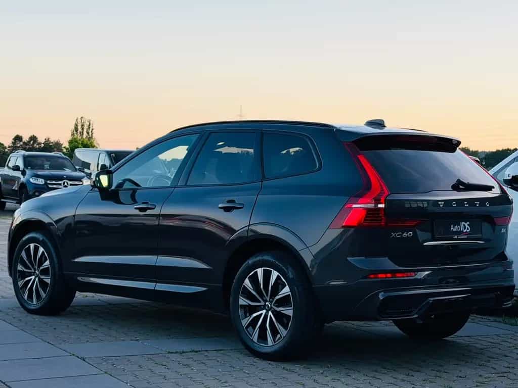 Volvo XC60 Plus Dark 2WD /Standheizung/AHK/Garantie 09/2022-photo-9