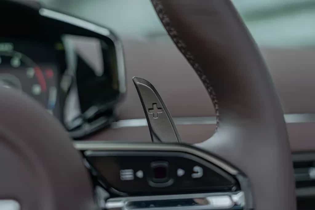 Aston Martin Vanquish Volante *Bowers & Wilkins *Black-Pack* 12/2025-photo-17