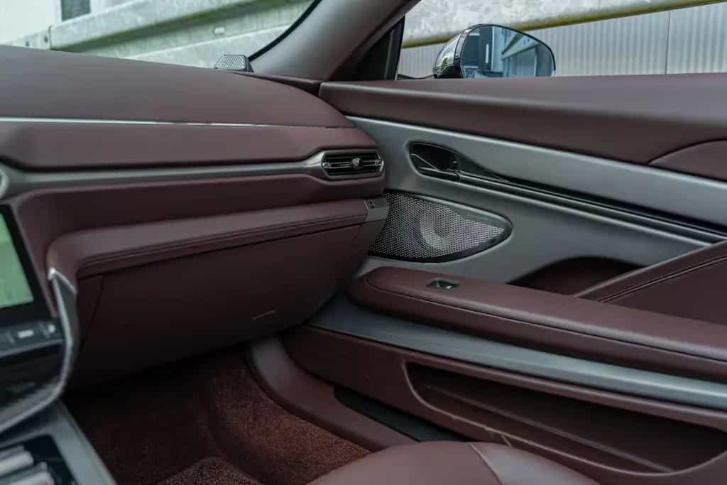 Aston Martin Vanquish Volante *Bowers & Wilkins *Black-Pack* 12/2025-photo-23