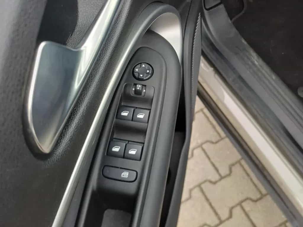 Jeep Avenger Altitude 1.2 GSE T3 100 PS Sitzheizung 09/2023-photo-15