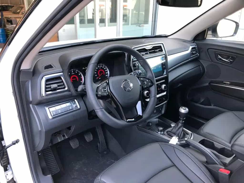 Ssangyong Tivoli 1.5 Benzin 120KW/163 PS I BLACKLINE "Neu" null-photo-10