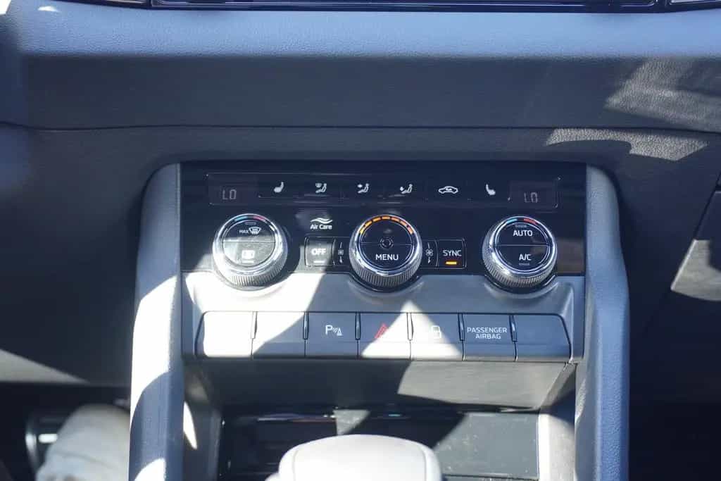 Skoda Karoq Sportline 1.5 TSI DSG LED ACC Navi Kamera 06/2025-photo-26