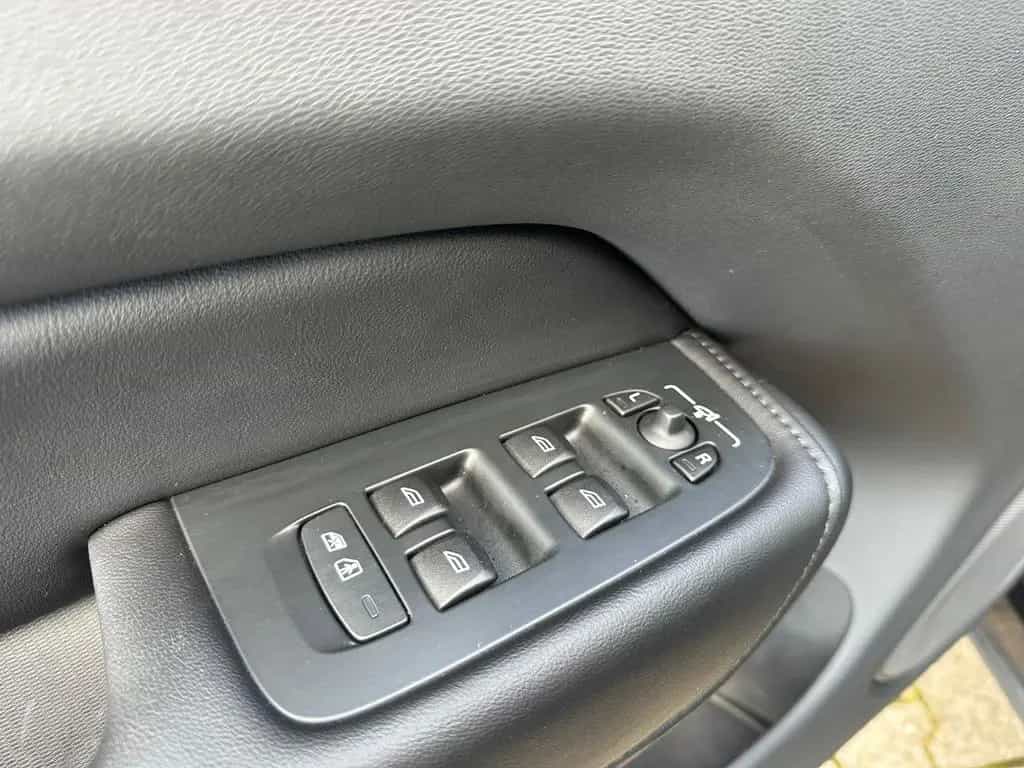 Volvo XC60 Ultimate Dark AWD Leder HuD Pano B&W 360° 08/2022-photo-6