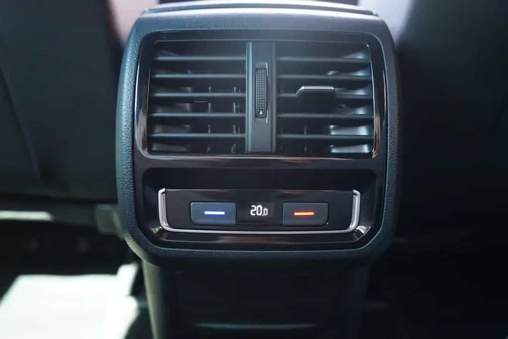 Volkswagen Passat Variant 1.5 TSI R-Line Klimaaut. LED DAB 01/2021-photo-21