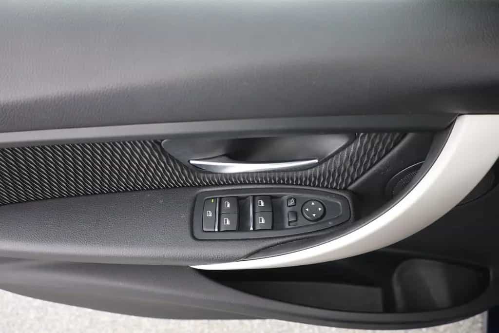 BMW 318 i Touring Aut. LED Navi Sitzheizung PDC 10/2018-photo-22