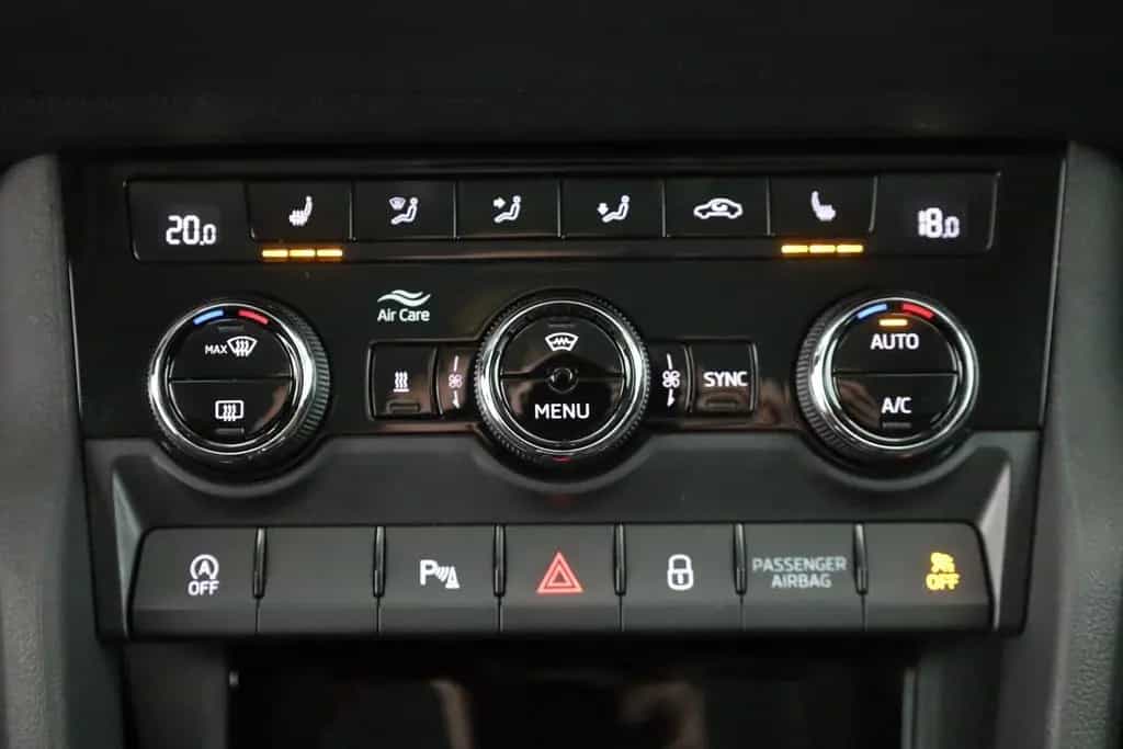 Skoda Karoq 1.5 TSI DSG Style LED Navi Standheizung 06/2022-photo-11