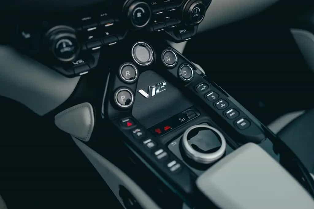 Aston Martin V12 Vantage Roadster - 1-of-249, Apex Gray 08/2024-photo-16