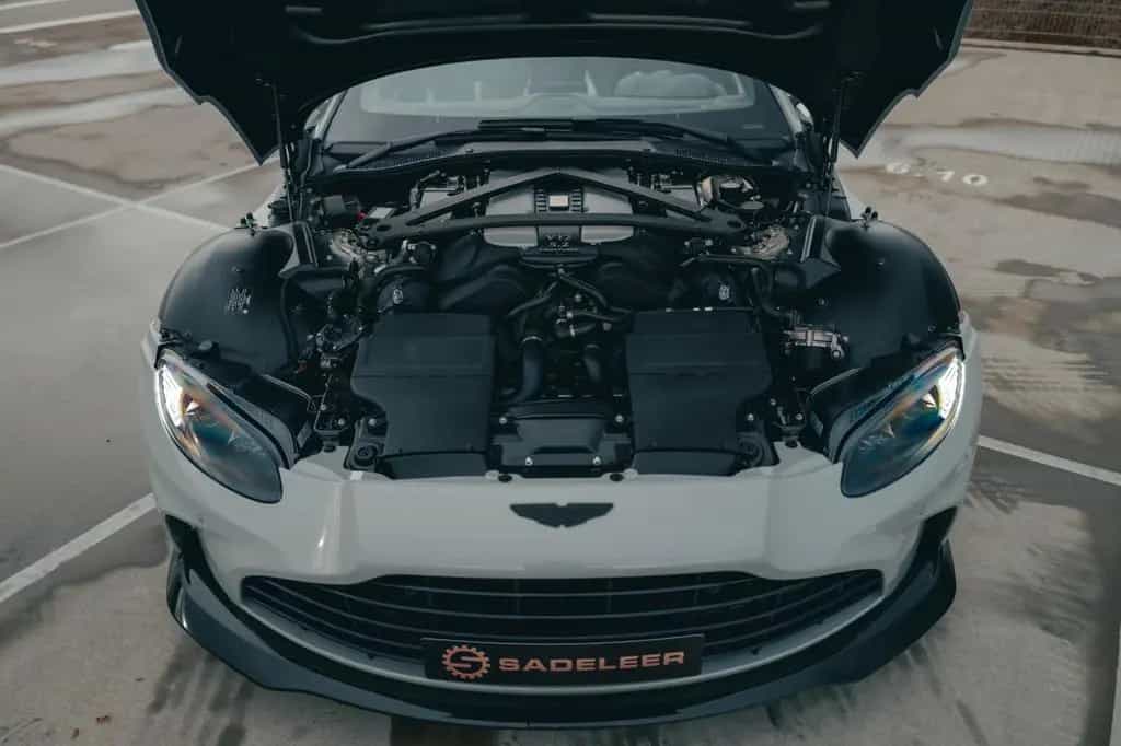 Aston Martin V12 Vantage Roadster - 1-of-249, Apex Gray 08/2024-photo-23