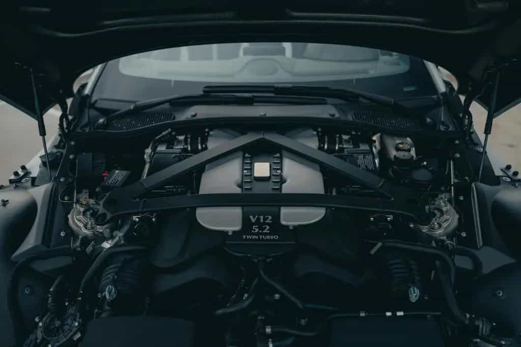 Aston Martin V12 Vantage Roadster - 1-of-249, Apex Gray 08/2024-photo-24