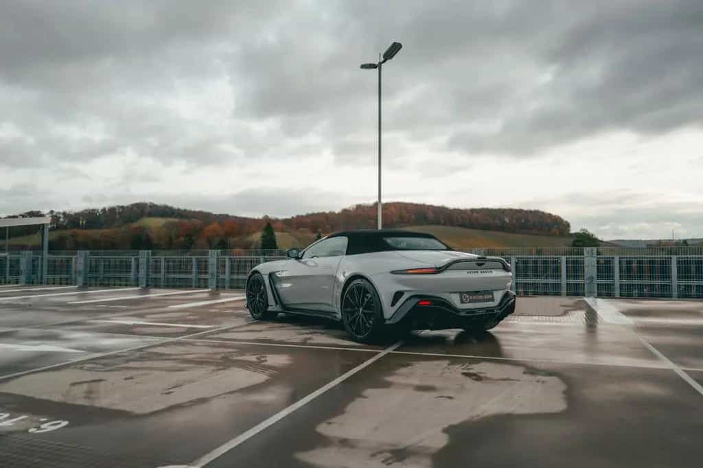 Aston Martin V12 Vantage Roadster - 1-of-249, Apex Gray 08/2024-photo-4