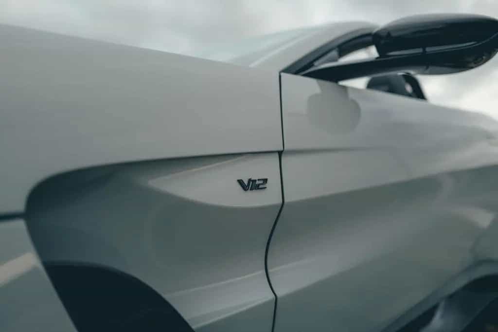 Aston Martin V12 Vantage Roadster - 1-of-249, Apex Gray 08/2024-photo-8