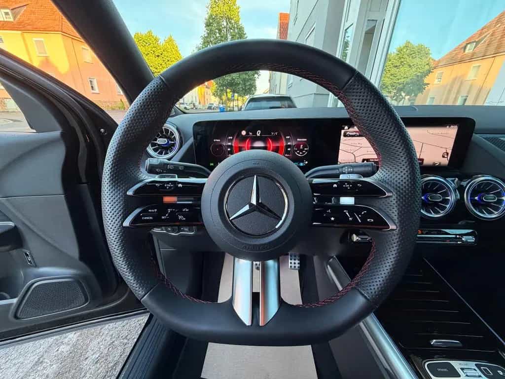 Mercedes-Benz GLA 200 AMG +Night+AHK+EasyPack+Ambi+KeyGo+ToT+ 05/2025-photo-21