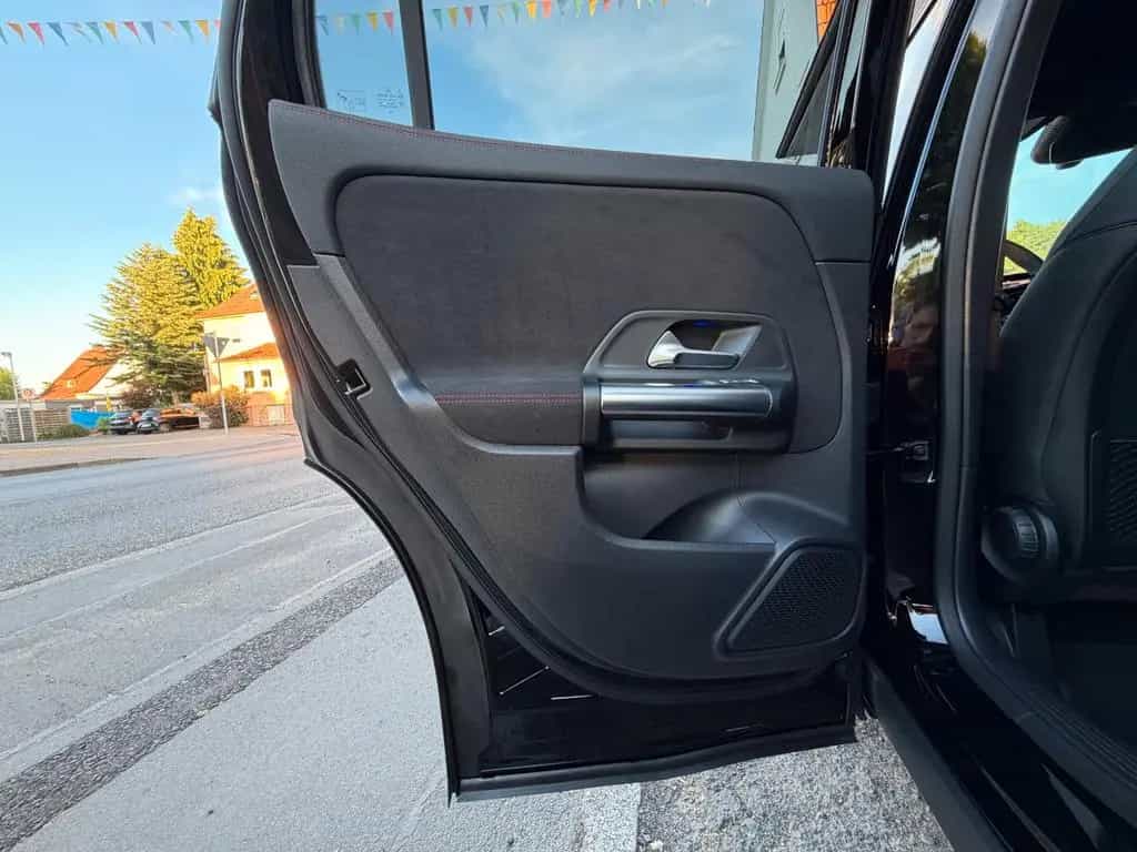 Mercedes-Benz GLA 200 AMG +Night+AHK+EasyPack+Ambi+KeyGo+ToT+ 05/2025-photo-22