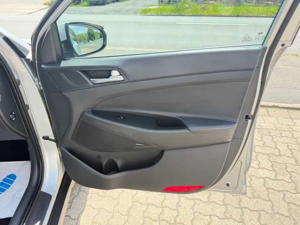 Hyundai TUCSON Premium 2WD KEYLESS/NAVI/PAN0/360 KAMERA 06/2019-photo-32